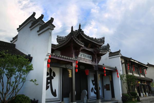 太监是不允许识字的，为什么又认识圣旨上的字？
